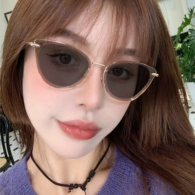 Retro Ultra Light Cat Eye Frame Photochromic Myopia Glasses High-end Color Changing Glasses Anti Blue Light Near Sight Glasses