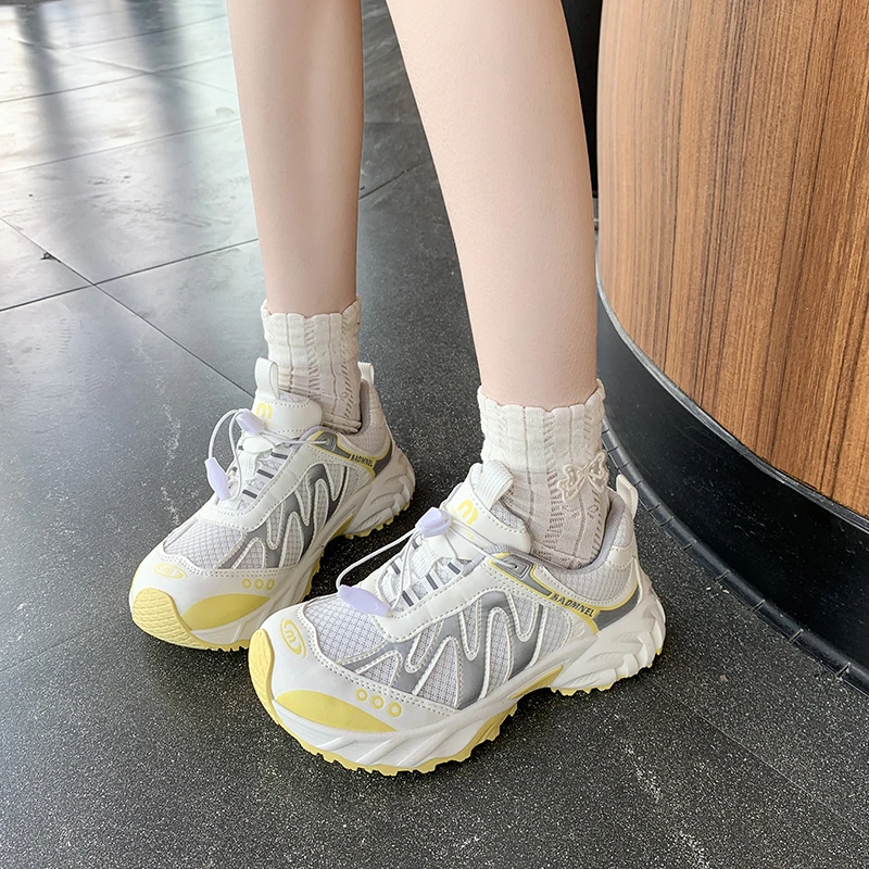 أحذية رياضية عصرية مريحة ومسامية للصيف جديدة عالية الجودة للزوجين خفيفة الوزن على طراز الزوجين