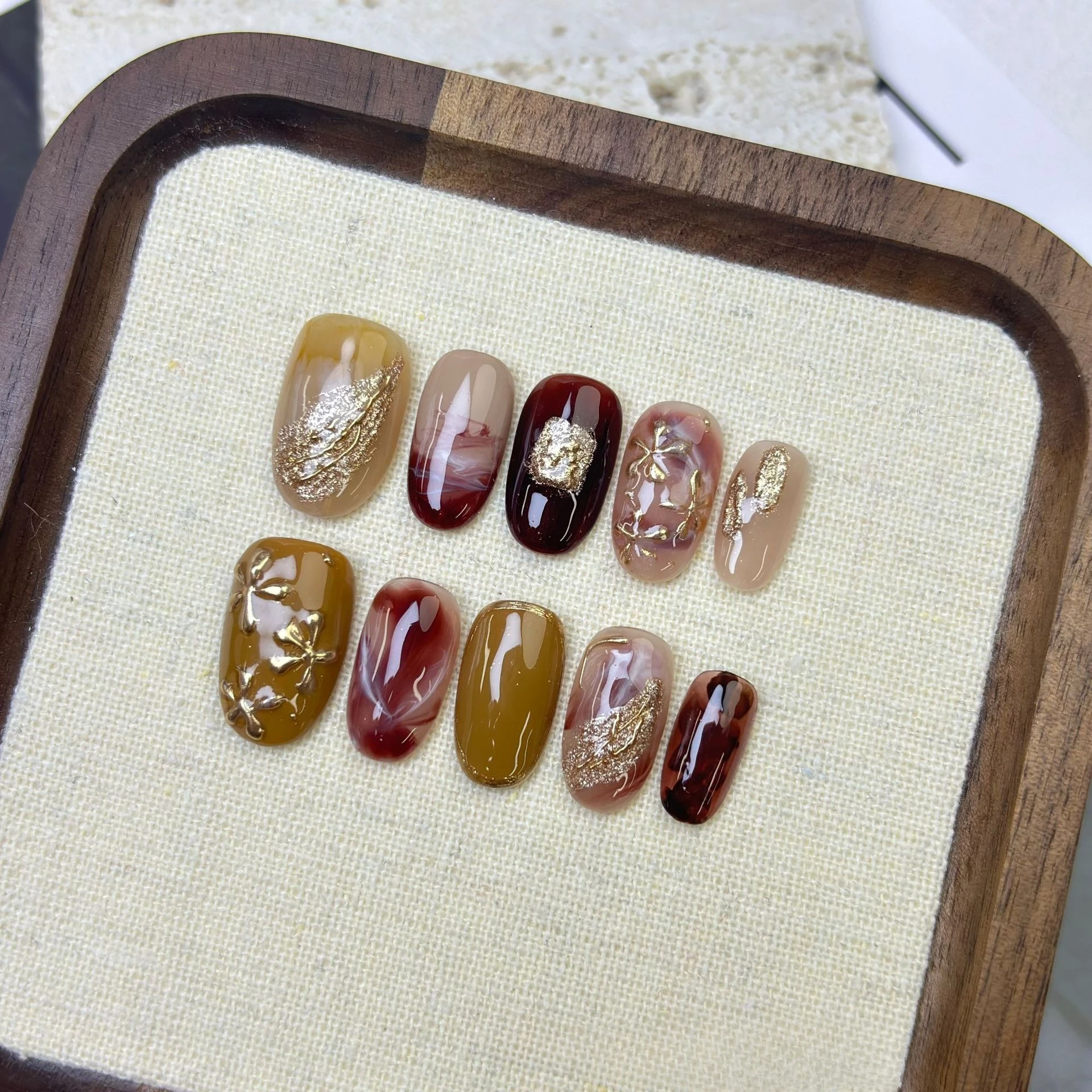 10PCS Retro Metallic Golden Flowers Handmade Press on Nails Glossy Brown Short Oval Fake Nails for Women Wearable Nail Manicure