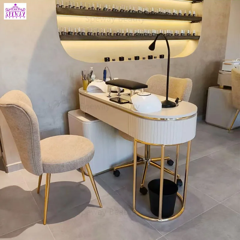 

Роскошная белая и золотая мебель для маникюрного салона: встроенный пылесос, маникюрный стол, рабочее место для маникюра.