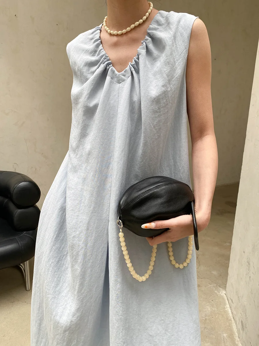 Sommerliches Damenkleid in unifarbenem, plissiertem Design mit V-Ausschnitt, Schnürung an der Taille und schlankmachendem, ärmellosem Schnitt. – Detail 31