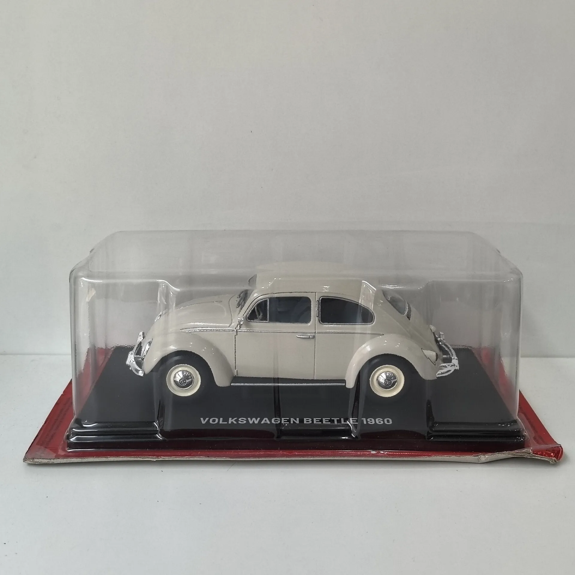 

Модель автомобиля VW BEETLE 1960 67 из литого металла, масштаб 1/24, IXO