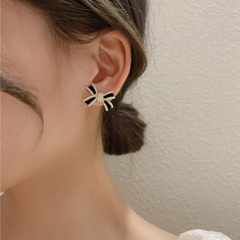 Nuovi orecchini pendenti con nappe di colore nero per le donne triangolo geometrico rotondo smalto Bowknot fiore cuore Brincos gioielli per feste