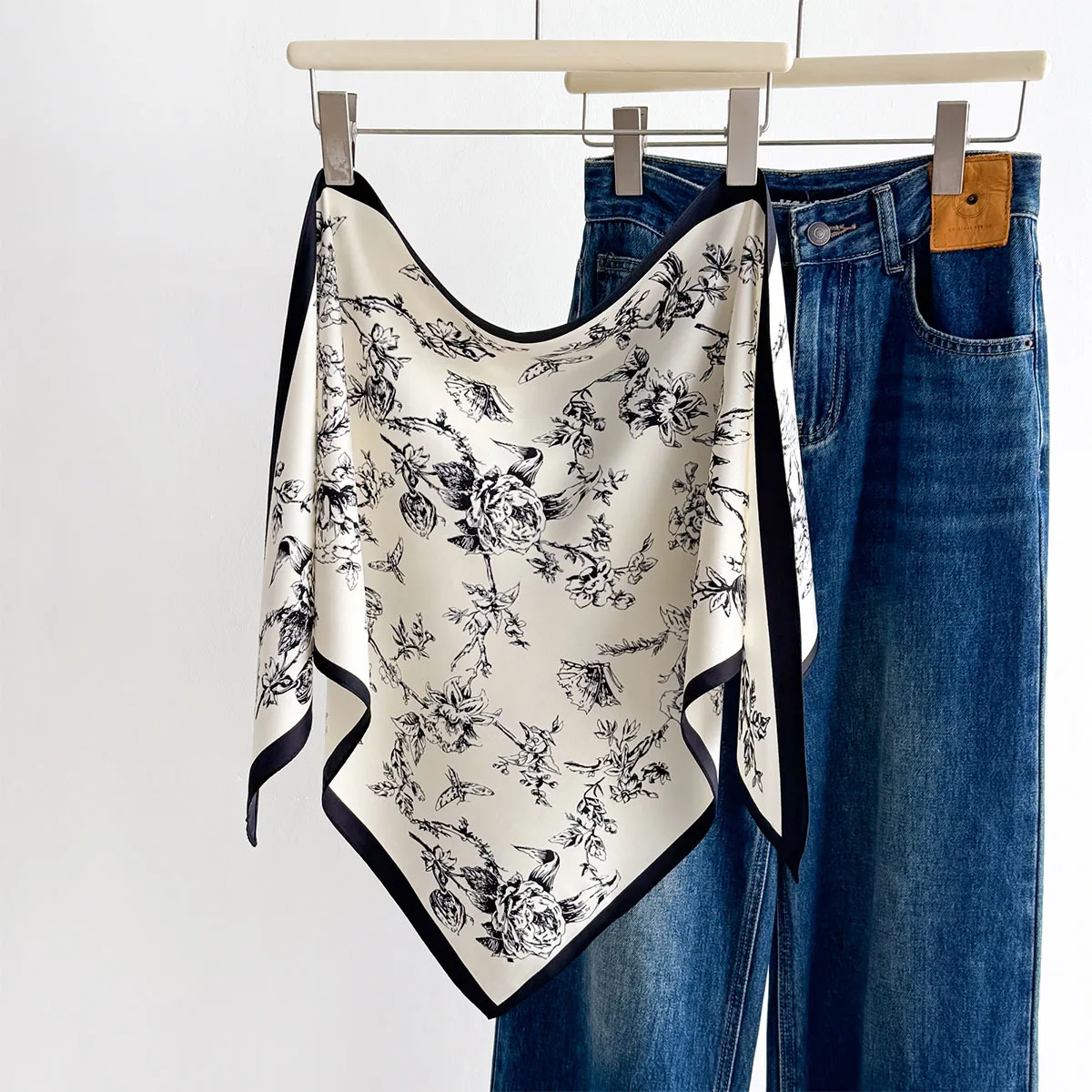 

Мягкие атласные шарфы из искусственного шелка с цветочным принтом, квадратные платки для женщин, банданы, роскошные хиджабы, элегантные шали и накидки.