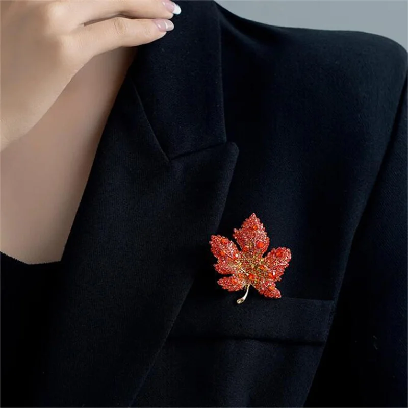 Exquisite Red Maple Leaf Brooches For Women Shiny Rhinestone Plant Pin Corsage Female Party Sweater Coat Jewelry Accessories