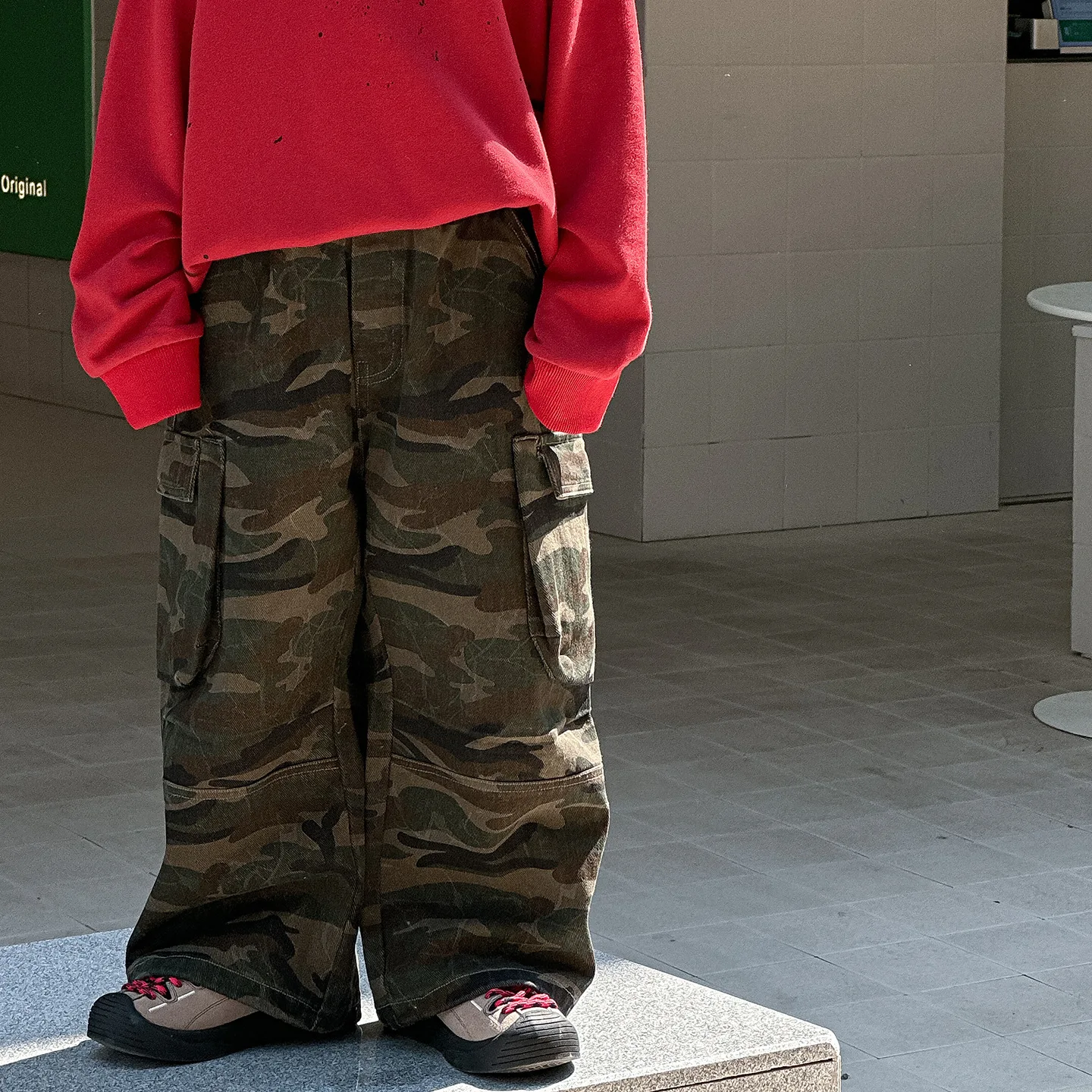 خريف جديد بنين وسيم واسعة الساق سراويل تقليدية 2025 ملابس الأطفال الأولاد المألوف كل مباراة السراويل البضائع المموهة