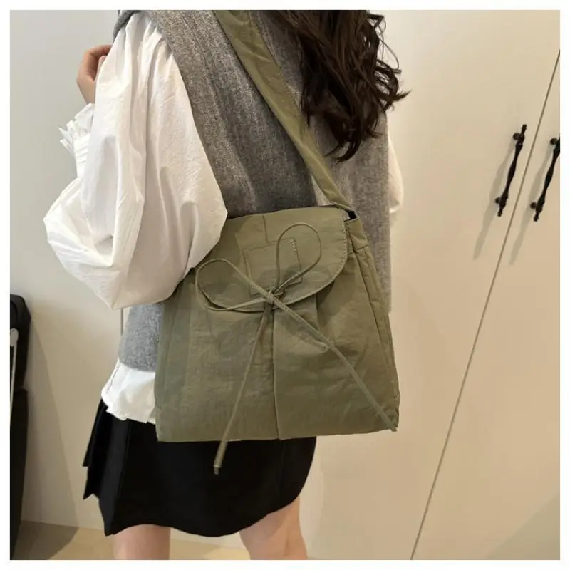 Koreanischer Stil Klapp-Nylon-Schultertasche mit Schleife, Große Kapazität Messenger-Tasche, Leichte Weiche Nylon-Tasche, Tragetasche mit Reißverschluss – Detail 9