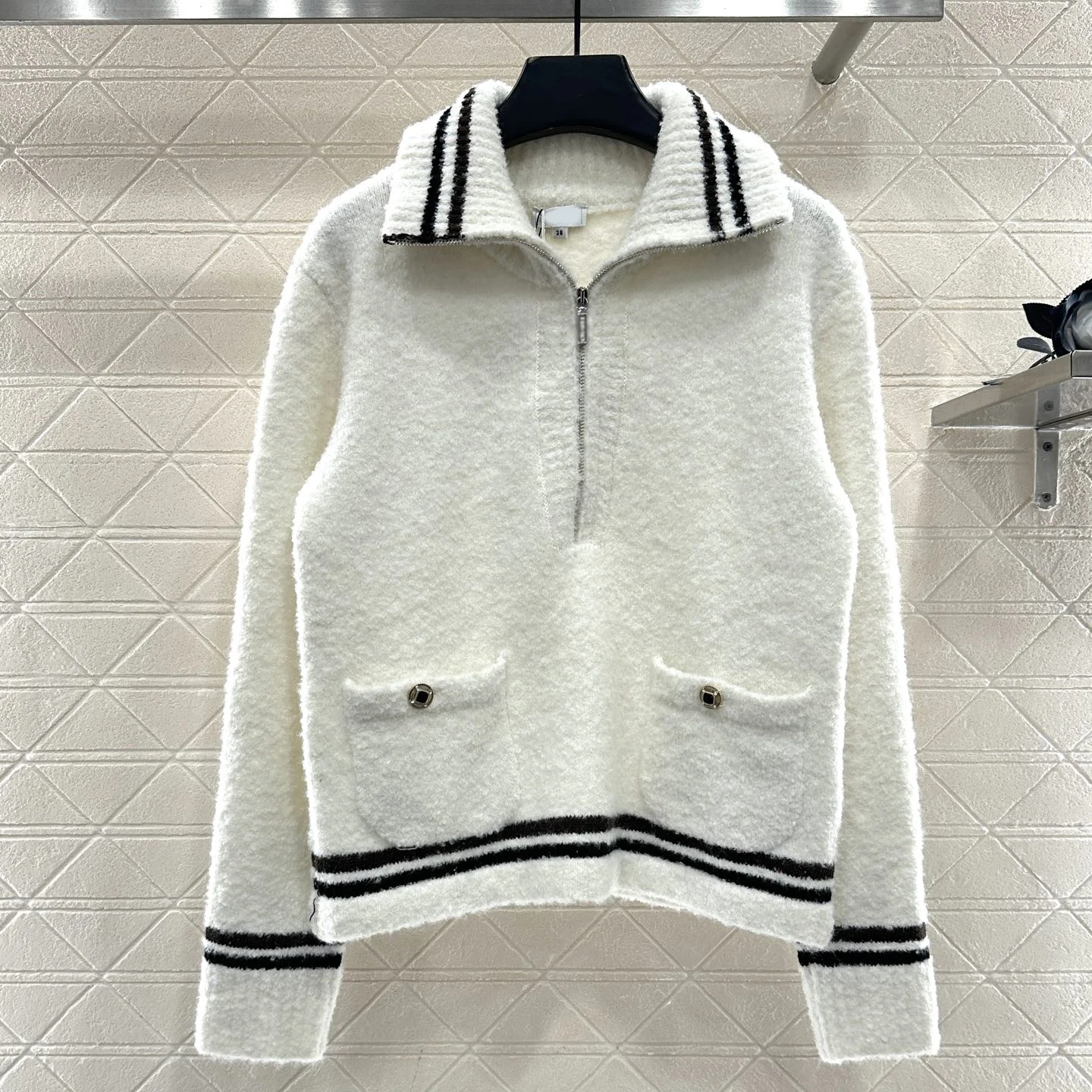 

Новое поступление осени/зимы 2025 года — кашемировый свитер с длинными рукавами и зубчатым воротником на молнии спереди, теплый вязаный пуловер