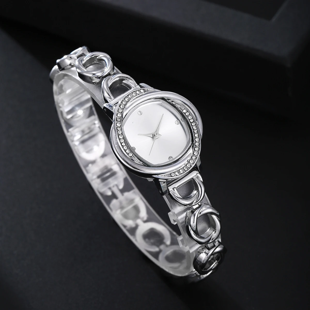 The latest style of women\'s fashionable and minimalist alloy quartz watch with a sense of design