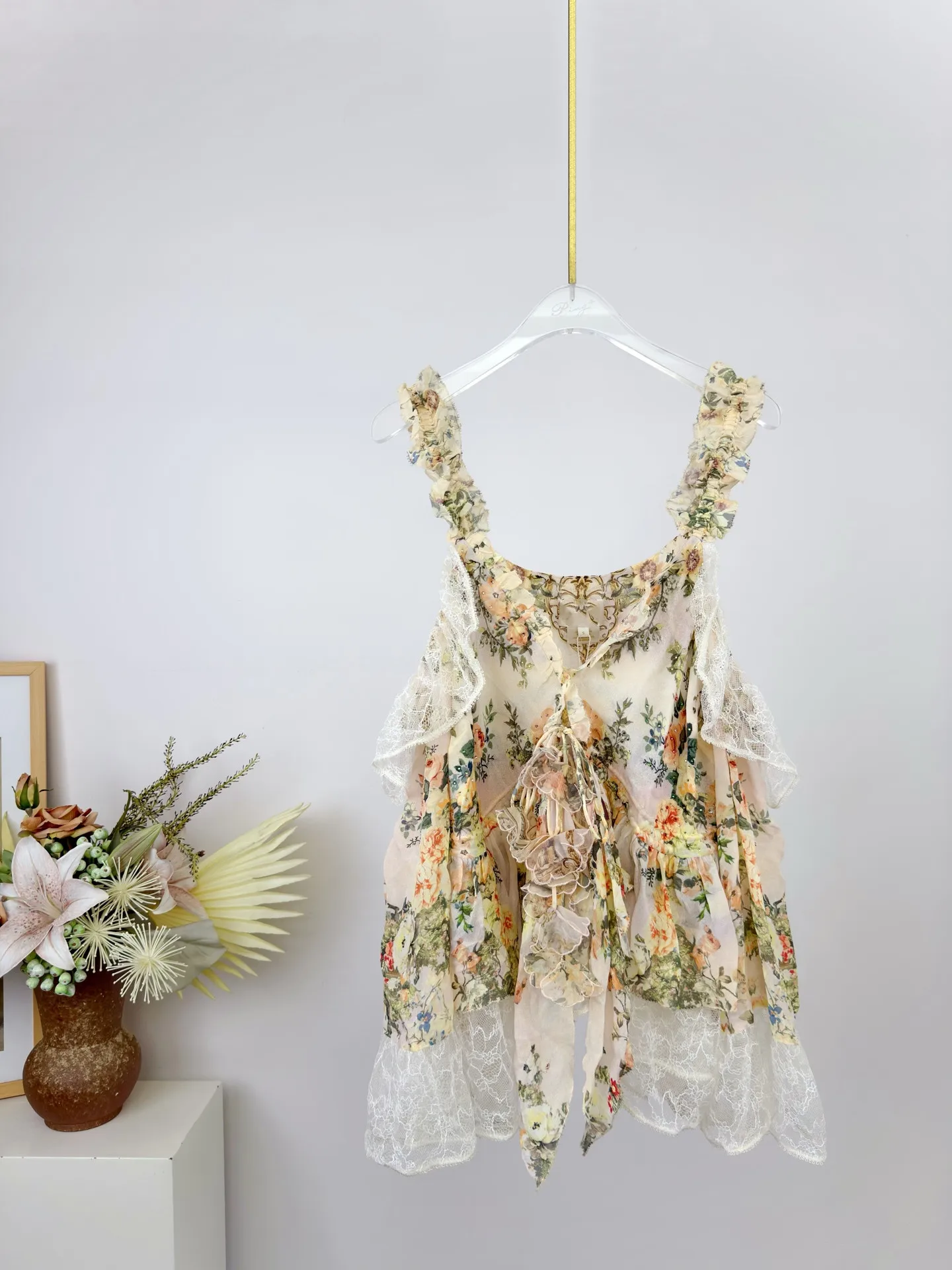 

Женский топ-камизоль из 100% шелка с открытыми плечами, цветочным принтом, кристаллами, шнуровкой и кружевными вставками