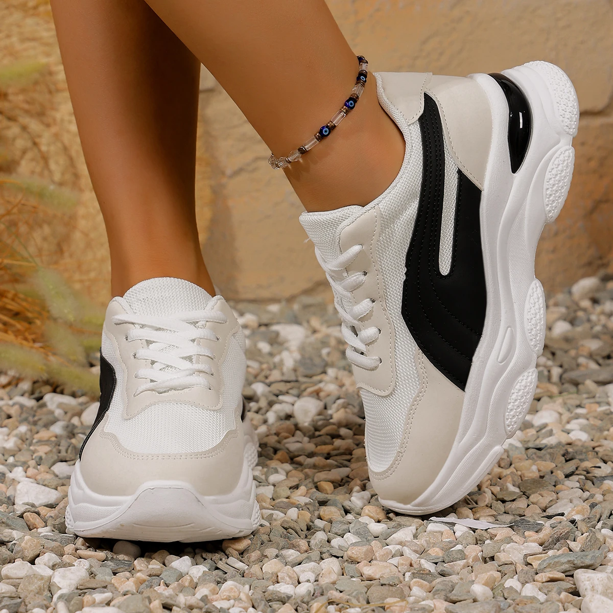 Chaussures de papa à semelles épaisses augmentant la hauteur, chaussures de sport décontractées polyvalentes pour femmes, sens du design de niche, chaussures blanches, nouvelle collection 2025