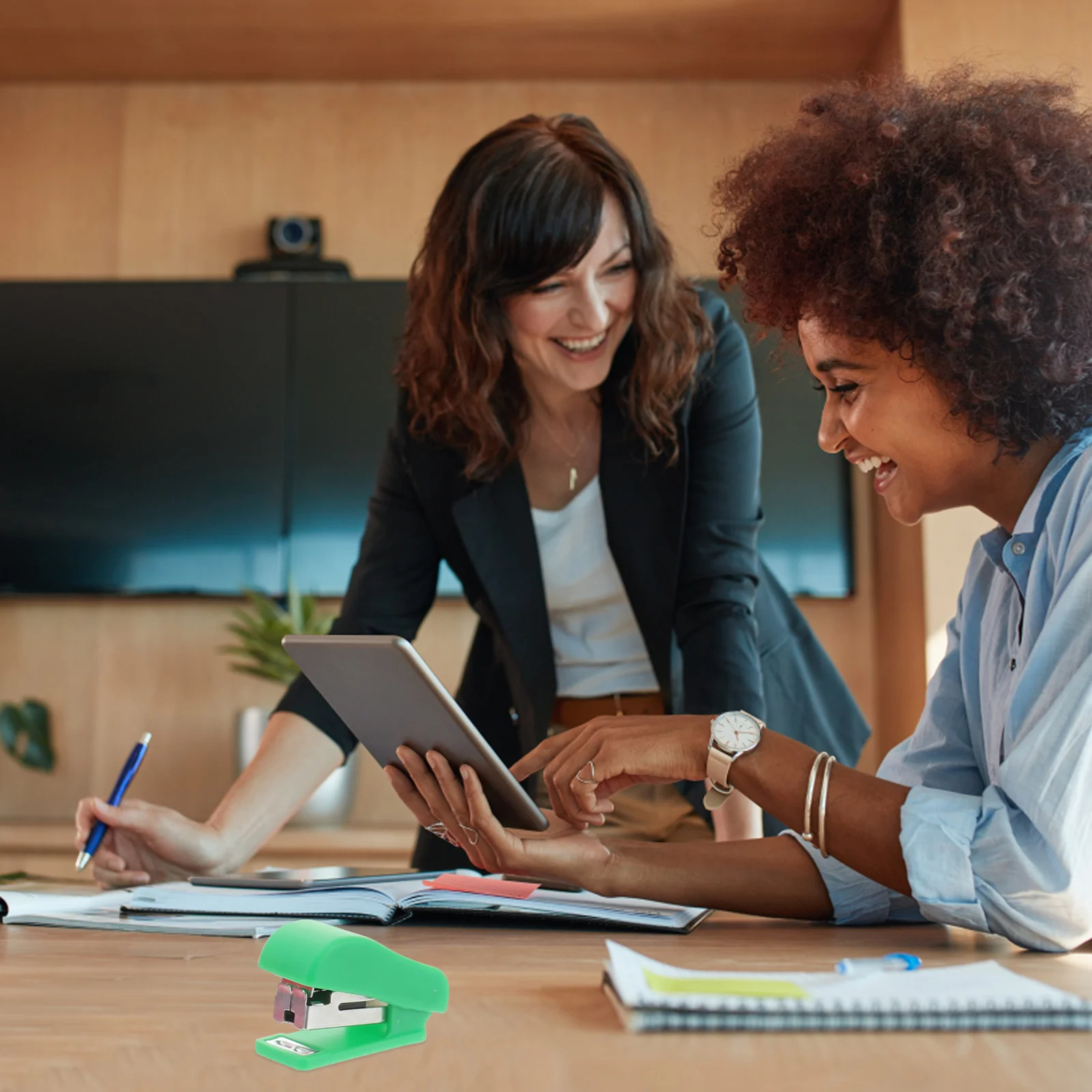 4pcs Cartoon Mini Desktop Stapler Hand Stapler Office Home Stapler (Random Color) mini stapler desk stapler