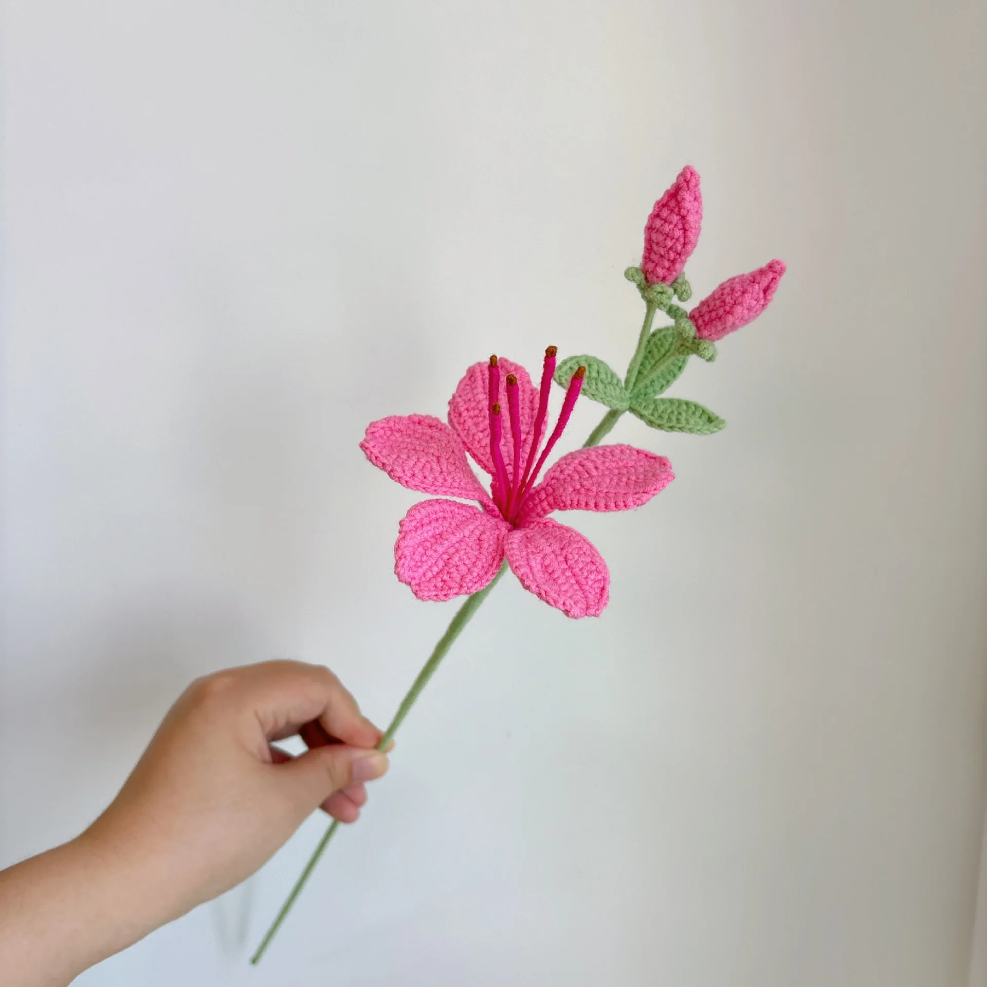 Gehäkelte Blumenkreation, kreative künstliche Rhododendron-Blume, handgefertigte Strickblume, für Hochzeiten, Partys, zur Dekoration von Räumen, als Geschenk. – Detail 5