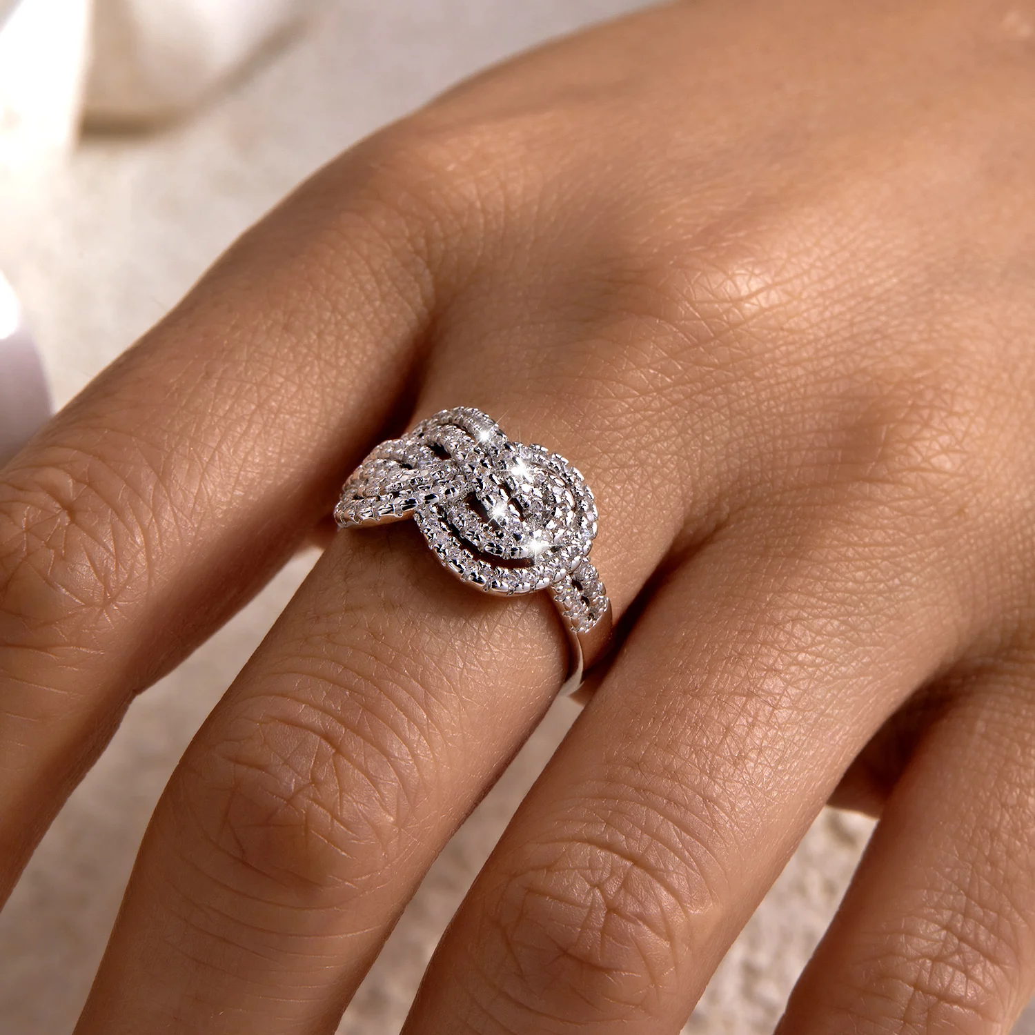 Kreuzknoten-Ring aus Kubischem Zirkonia und Kupfer für Frauen, Verflochtenes Seil-Design, Symbolischer Minimalistischer Stapelbarer Fingerschmuck – Detail 4