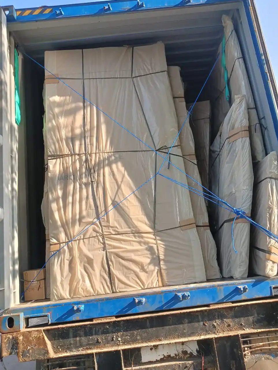 Vitrine pequena de madeira recuperada em teca com 3 gavetas