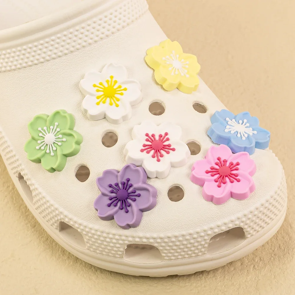 1 قطعة بولي كلوريد الفينيل زهرة الأحذية السحر للنساء الفتيات الصنادل اكسسوارات ساكورا ديزي الأحذية الزينة دبابيس للهدايا صندل أبازيم الهدايا