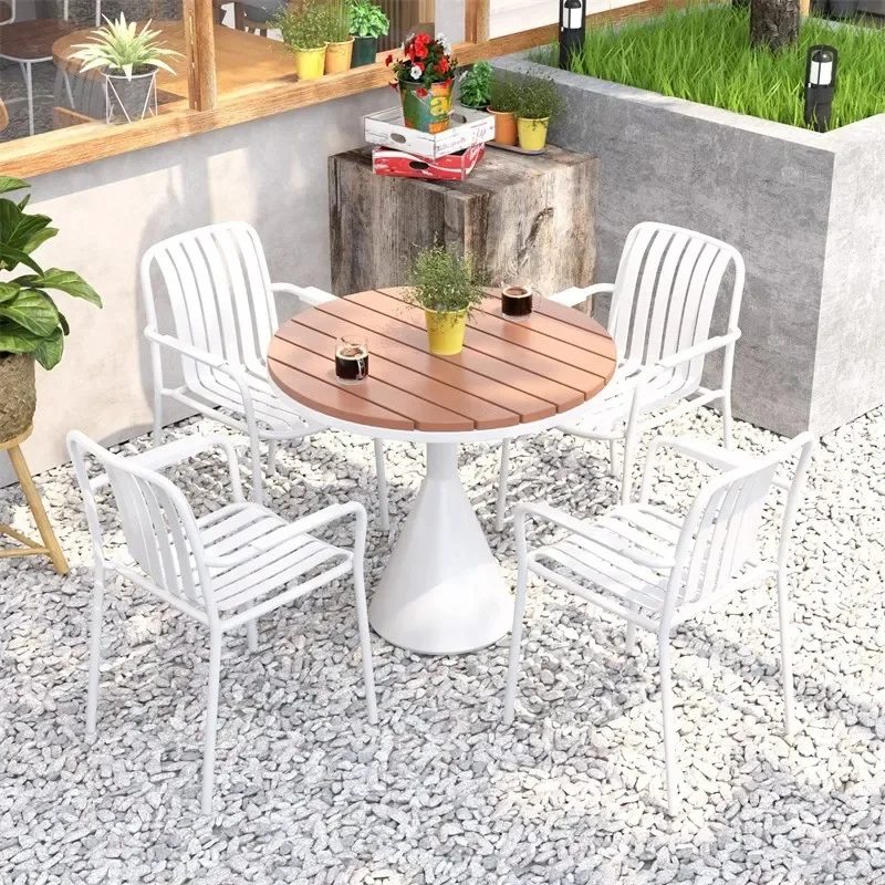 طاولة طعام كاجوال بسيطة وشرفة هوائية مفتوحة، ومتجر شاي الحليب الأحمر في الهواء الطلق وطاولة مستديرة صغيرة