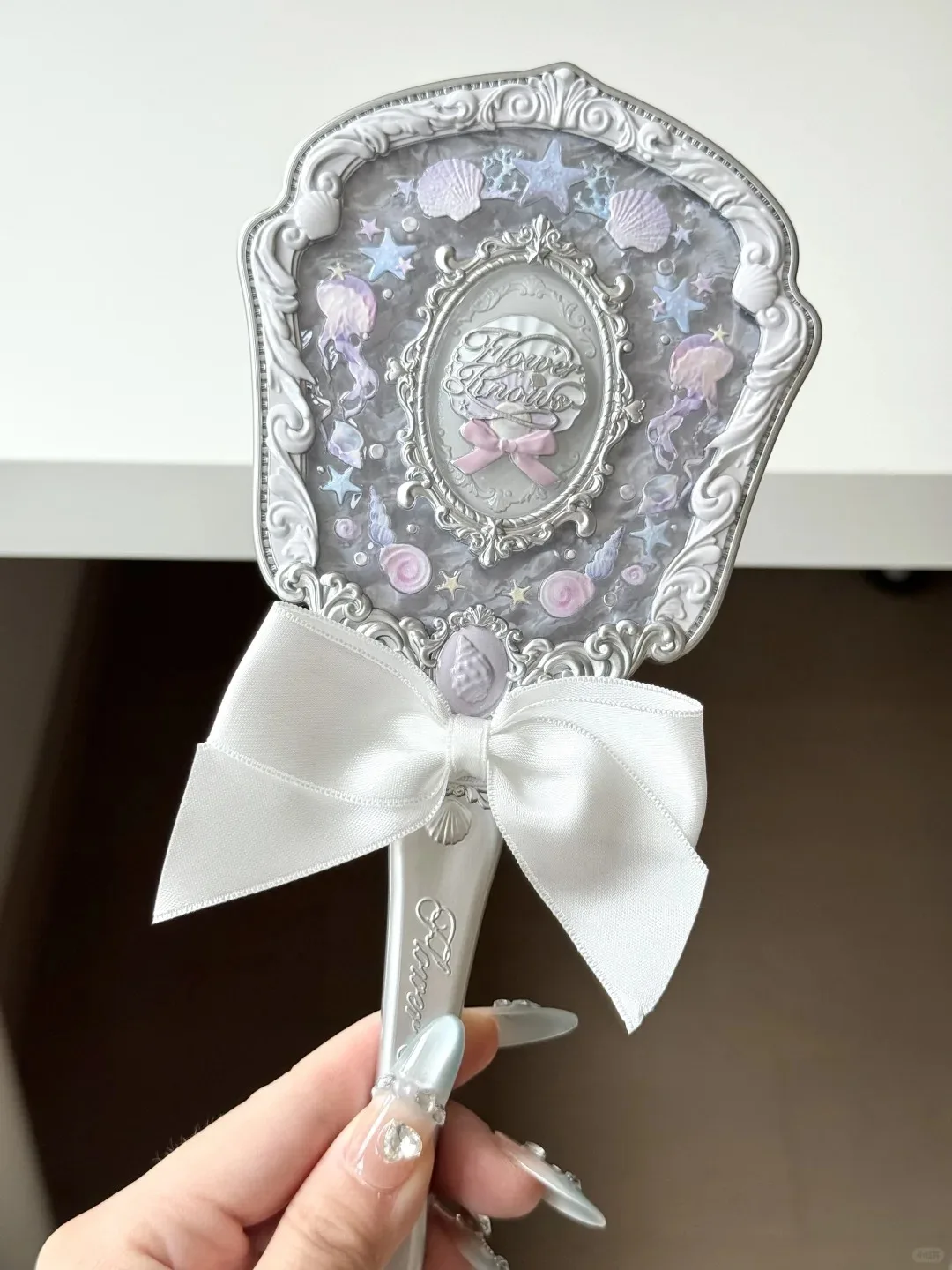 Flower Knows 2025 Shell Jewel Handspiegel Luxe Parel Ontwerp Draagbare Compacte Make-upspiegel voor Vrouwen Schoonheid