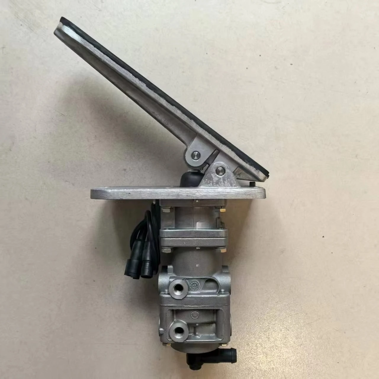 Original Bus Accessory Brake Master Cylinder Brake Pedal DX80E Brake Valve for New Energy Pure Electric Buses
