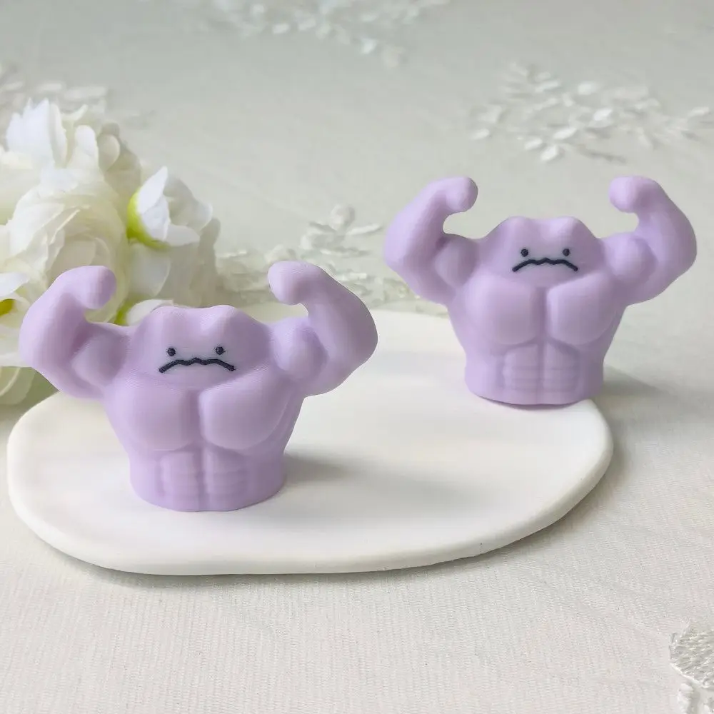 Novedosa Escultura Antiestrés de Pokémon: Ditto Musculoso Transformado con Diseño Divertido en Contraste, Ideal para Decoración Diaria de Mesa