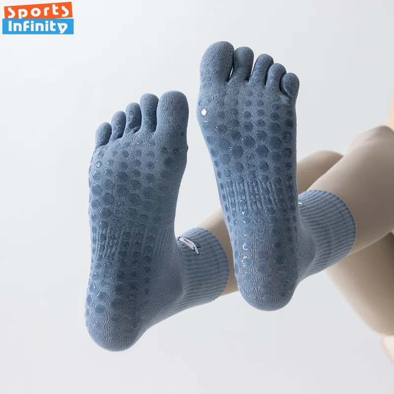 

Носки для йоги с пятью пальцами и раздельным носком, противоскользящие носки для пилатеса с вышивкой щенков, спортивные носки для танцев в помещении, аэробики, фитнеса, женские