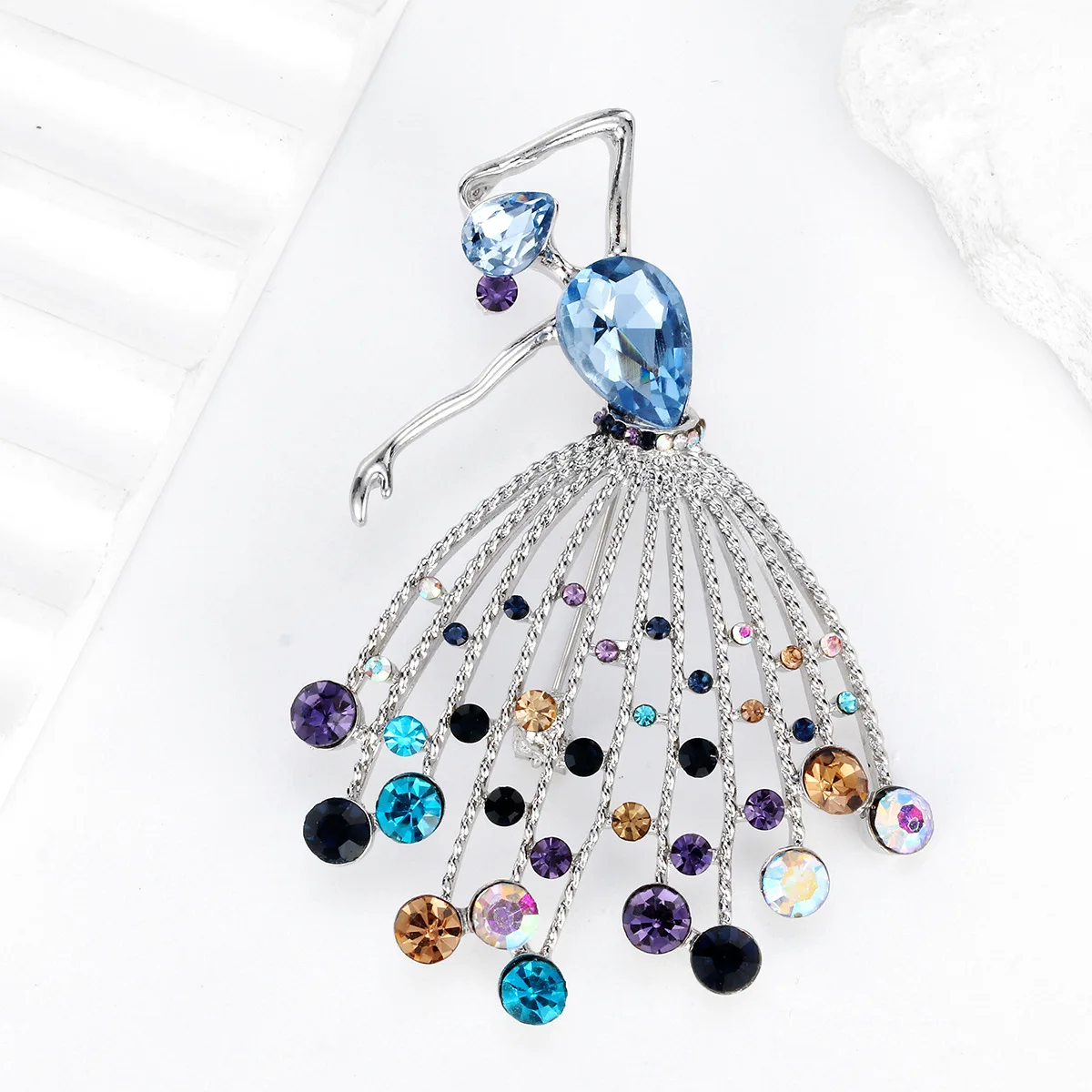 

Индивидуальный дизайн, милая брошь для балетной девушки, цветок на груди танцующей девушки, аксессуары со стразами, элегантная брошь с темпераментом