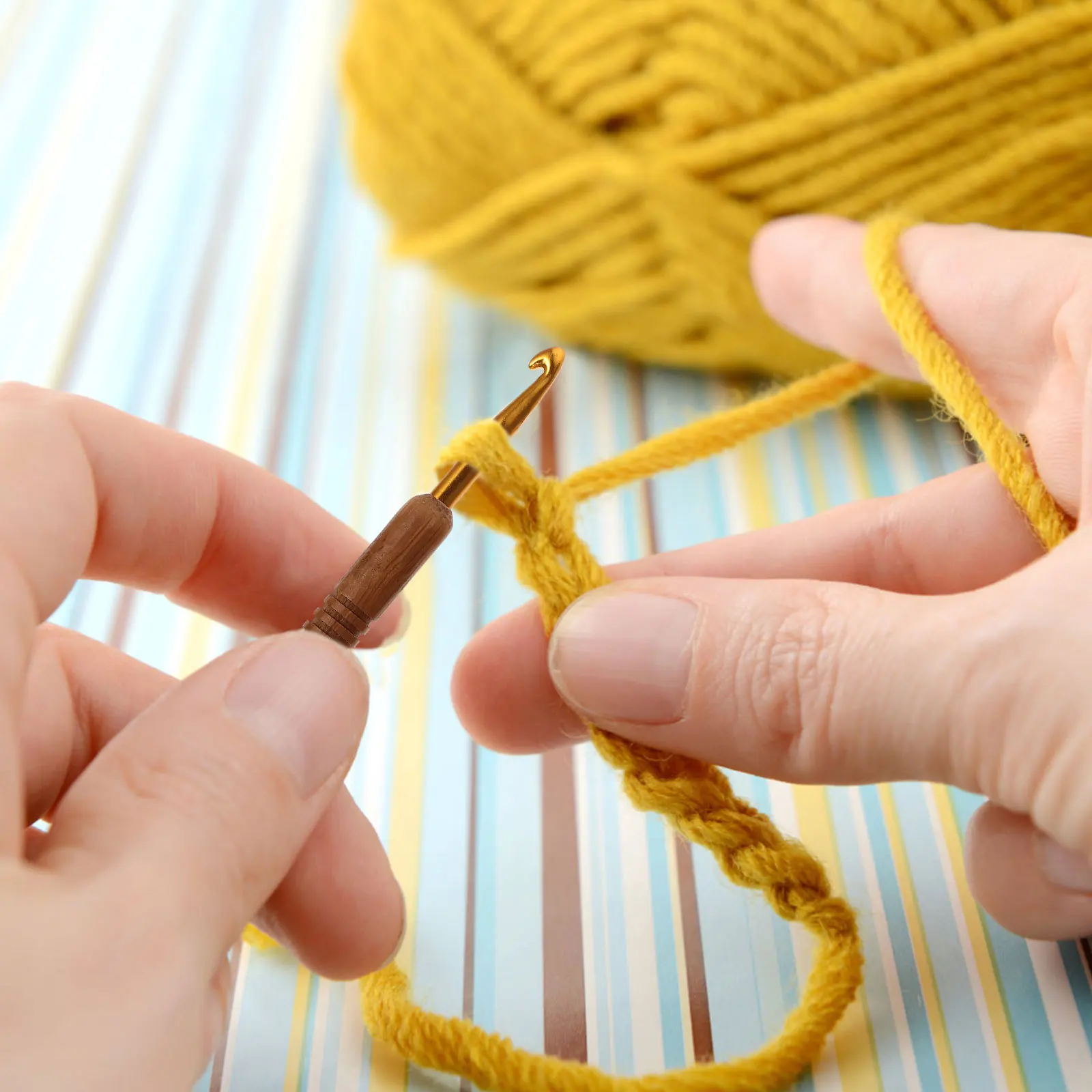 

9Pcs Sturdy Crochet Hook Set Labeled Sizes Easy Identification for Knitting Hats Gloves Sweaters DIY Crochet Hook