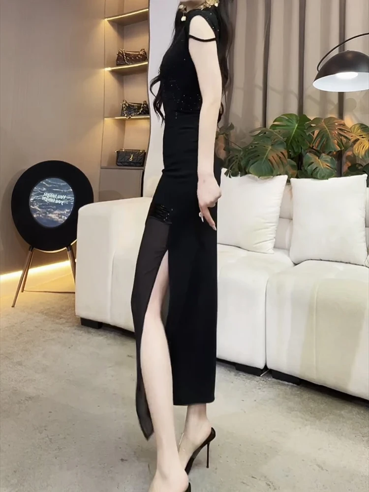 Spódnica z nieregularnymi wstawkami z siateczki, inspirowana stylem heavy industry, z gorącymi zdobieniami, nowa kolekcja lato 2025, wysoki stan, wyszczuplająca i podkreślająca biodra.