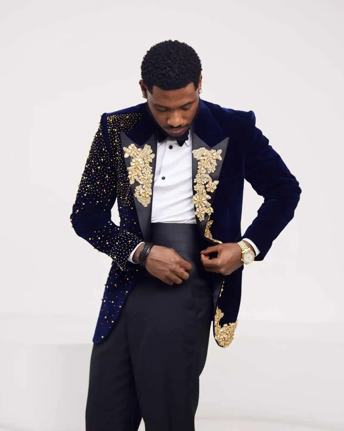 

Glitter Beaded 2 Pieces Men Suits Peaked Lapel One Button Blazer Pants Loose Fit Formal Prom Wedding Groom Tuxedos Customized