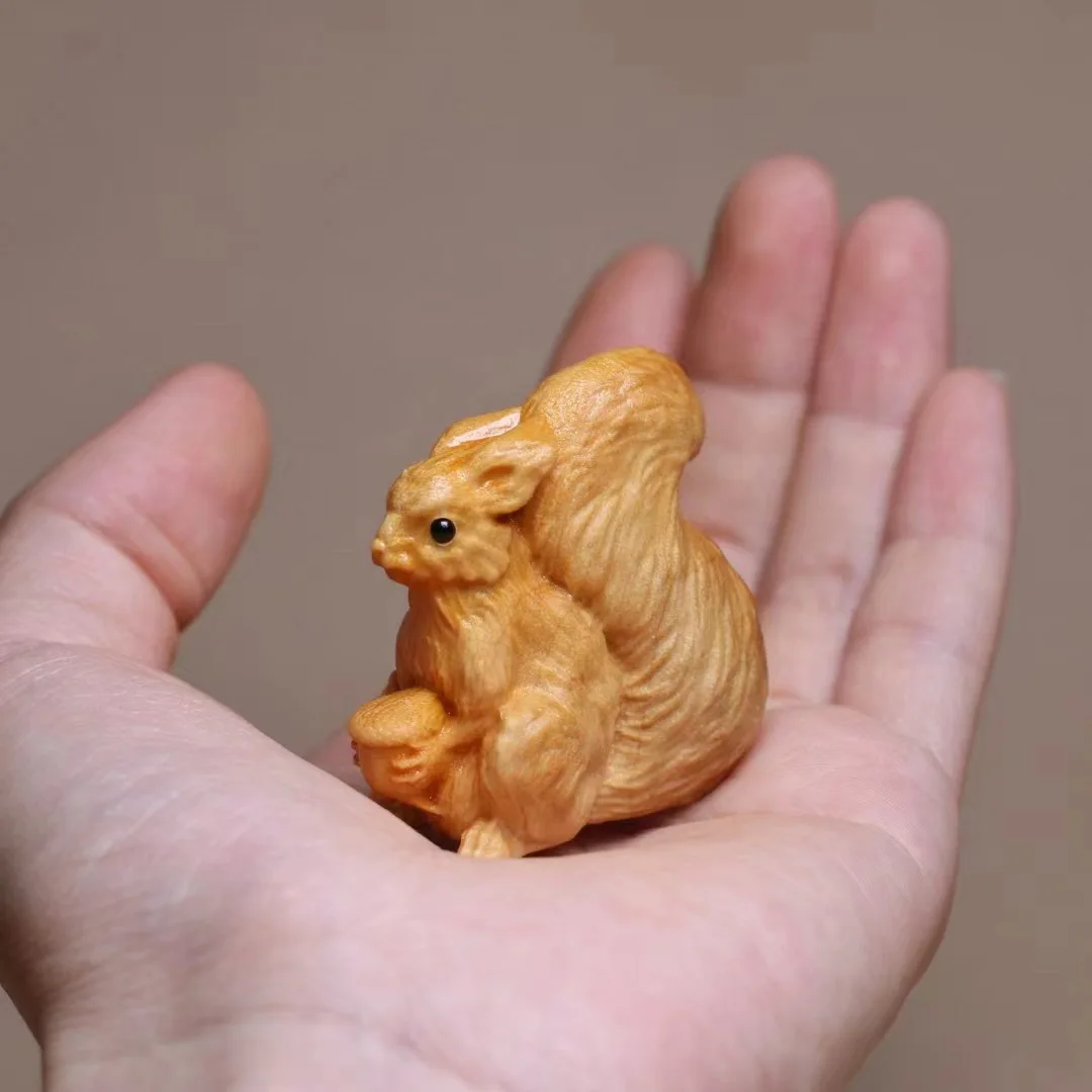 Cypress Wood Carved Cute Squirrel Figurine Creative Wooden Wenwan Hand Play Animal Craft Home Desktop Collectible Ornament