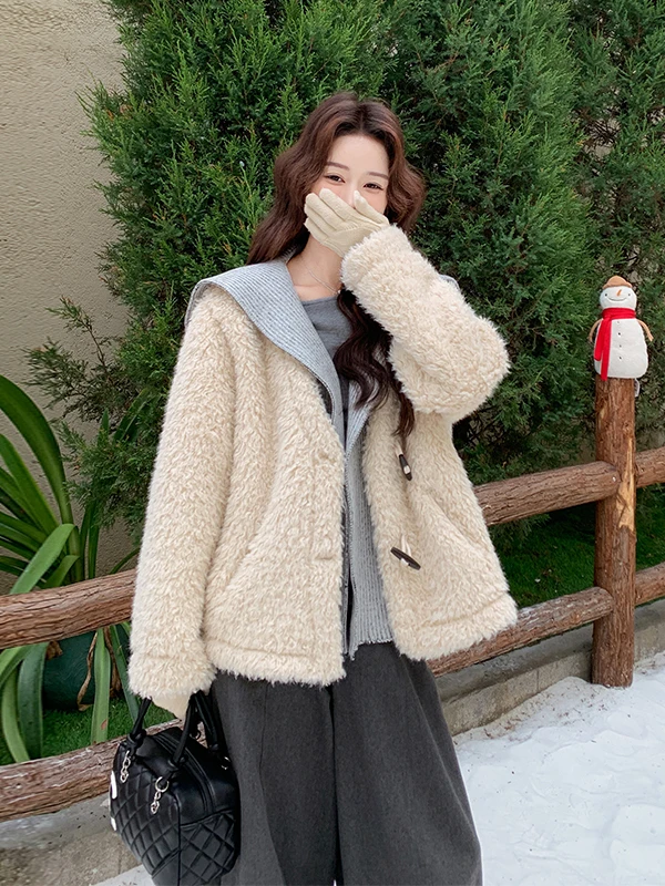 معطف نسائي من فرو الخروف المحبوك بتصميم فضفاض ودافئ مع ياقة كحلية اللون