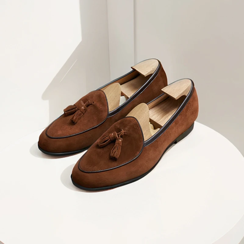 Mocassins masculinos de couro de vaca, bico redondo, slip-on, borla, vestido, sapatos casuais de escritório, feitos à mão