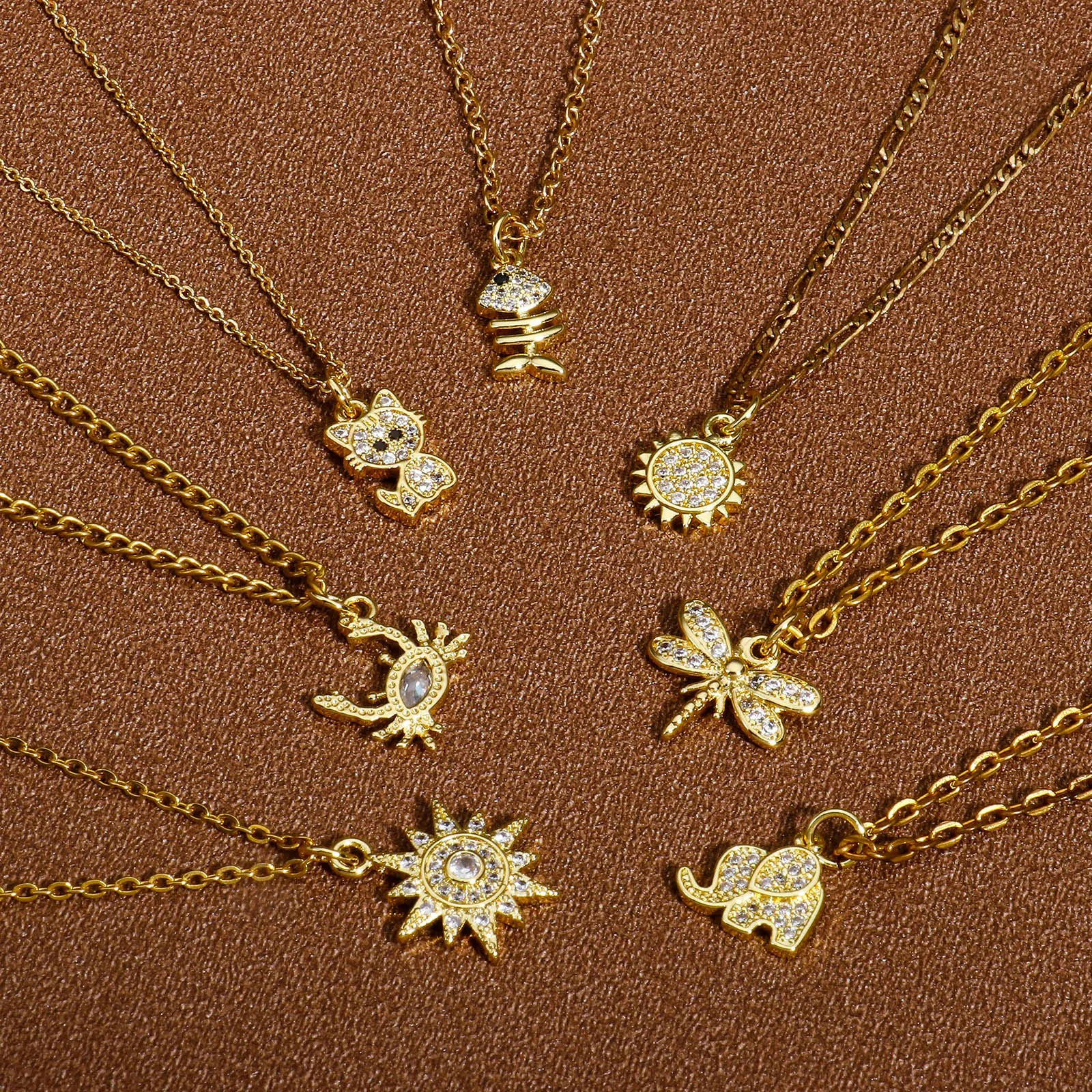 Encantos de latão banhado a ouro 18k para mulheres, sol, inseto, zircônia cúbica clara, pentagrama, lua, circular, requintado, pingente pequeno, 2pcs
