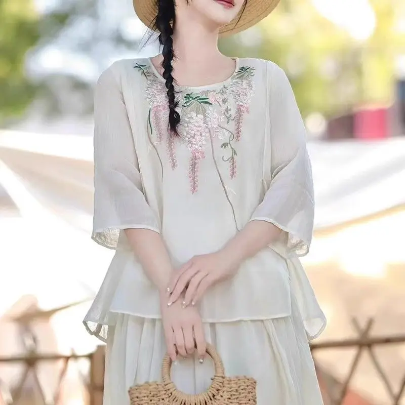 

Летняя женская рубашка с вышивкой из хлопка и льна в стиле ретро с круглым вырезом, новый свободный и элегантный темпераментный топ с пятиточечными рукавами