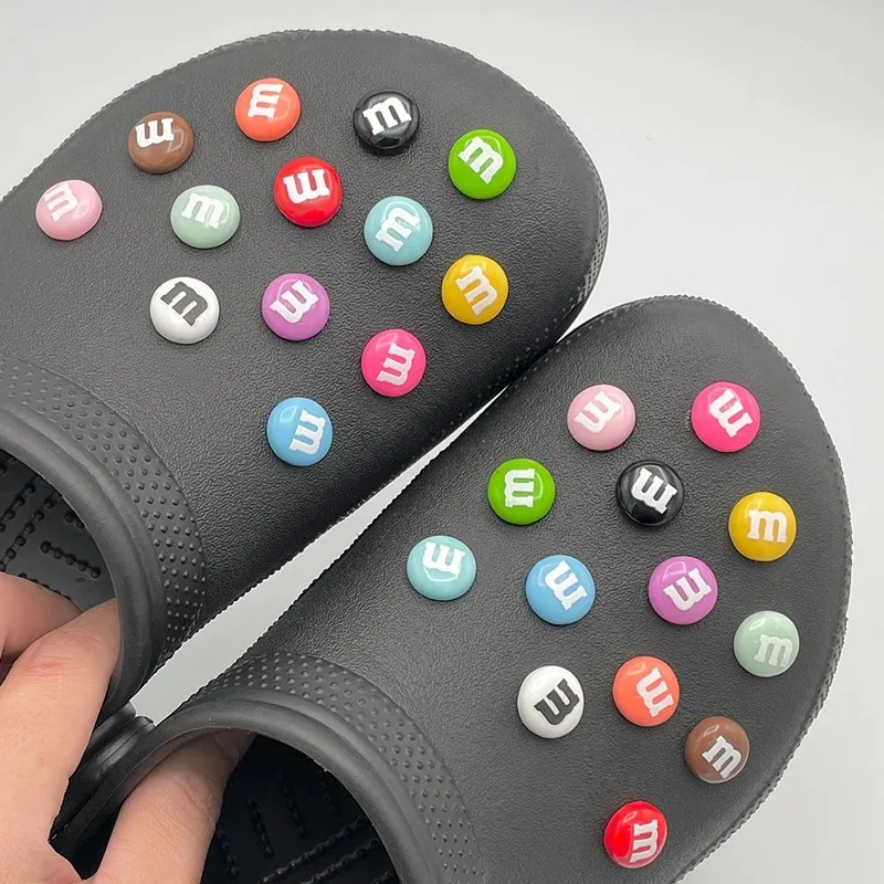 13/26 Uds. Alfileres divertidos de caramelo de Chocolate con letras M para sandalias de chico, adornos para zapatos pequeños, decoración, zapatillas aptas, accesorios, piezas DIY