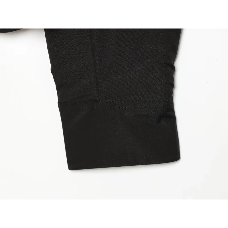 Neue wasserabweisende, wattierte Damenjacke mit Stehkragen, Kordelzug am Saum, Reißverschluss, losen langen Ärmeln, Taschen und kurzem Schnitt aus Baumwolle. – Detail 22