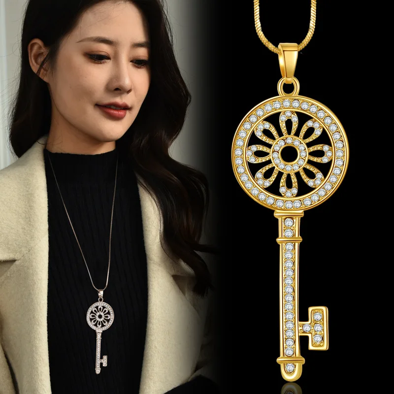 هذا قلادة مفاتيح كلاسيكية طويلة ومتعددة الاستخدامات مناسبة للنساء، مقترنة بمفتاح سري لعثور الحب