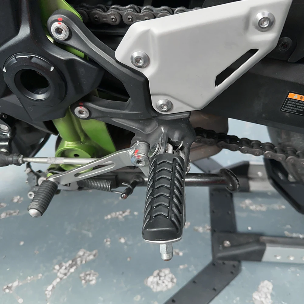Front Footrest Foot Pegs Pedal For KAWASAKI Z650/S/RS Z900/SE NINJA 650 H2 SX Versys-X 300 250 Motorcycle Rider Footpeg Cover