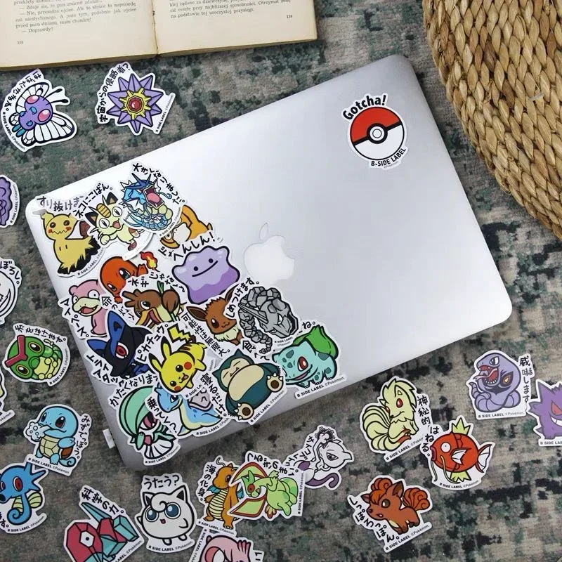 Anime Pokemon Pikachu Charizard Squirtle Hobby Series Valigia per laptop Adesivi carini Adesivi per frigorifero dei cartoni animati Collezione di giocattoli Regalo