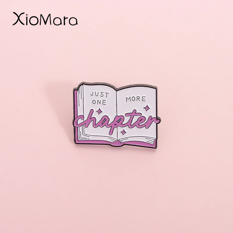 Nur ein weiteres Kapitel Emaille Pin rosa süße Buch Brief Copywriting Brosche Revers Rucksack Abzeichen Schmuck Zubehör Geschenk für Kind
