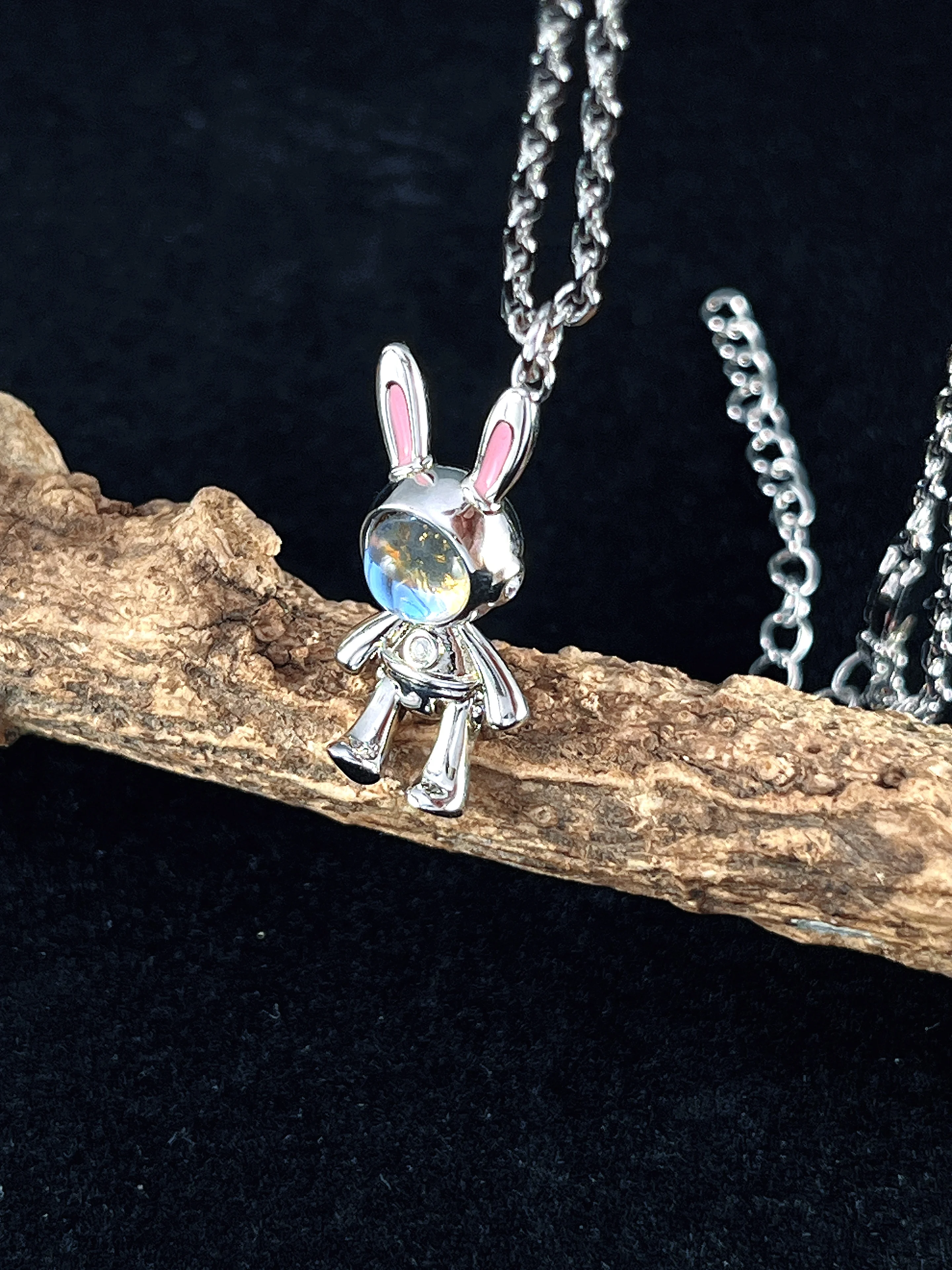 

Cross-border best-selling space doll rabbit heart enamel necklace new high-end commuting everyday versatile jewelry