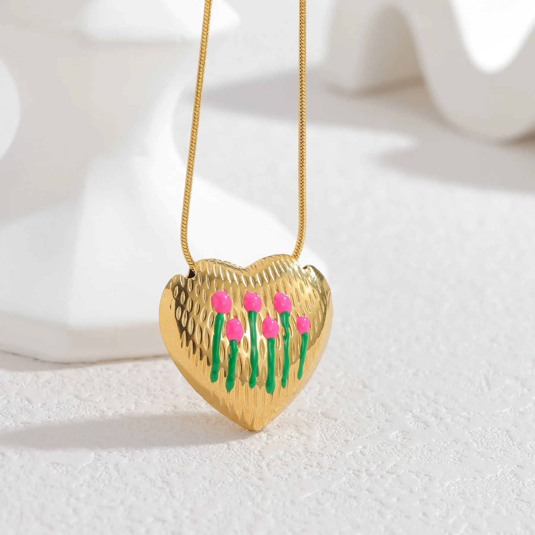 قلادة من الفولاذ المقاوم للصدأ على شكل قلب زهرة متعددة الأنماط من الزيت بالتنقيط من Kissmoon مثالية للنساء هدية يومية للمهرجانات