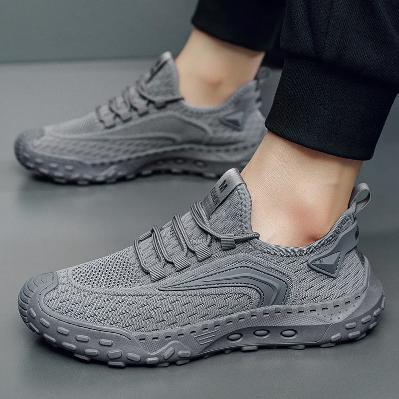 

Сверхлегкая летняя дышащая летающая ткань, мягкая подошва, плоский каблук, износостойкая и противоскользящая повседневная спортивная обувь на шнуровке