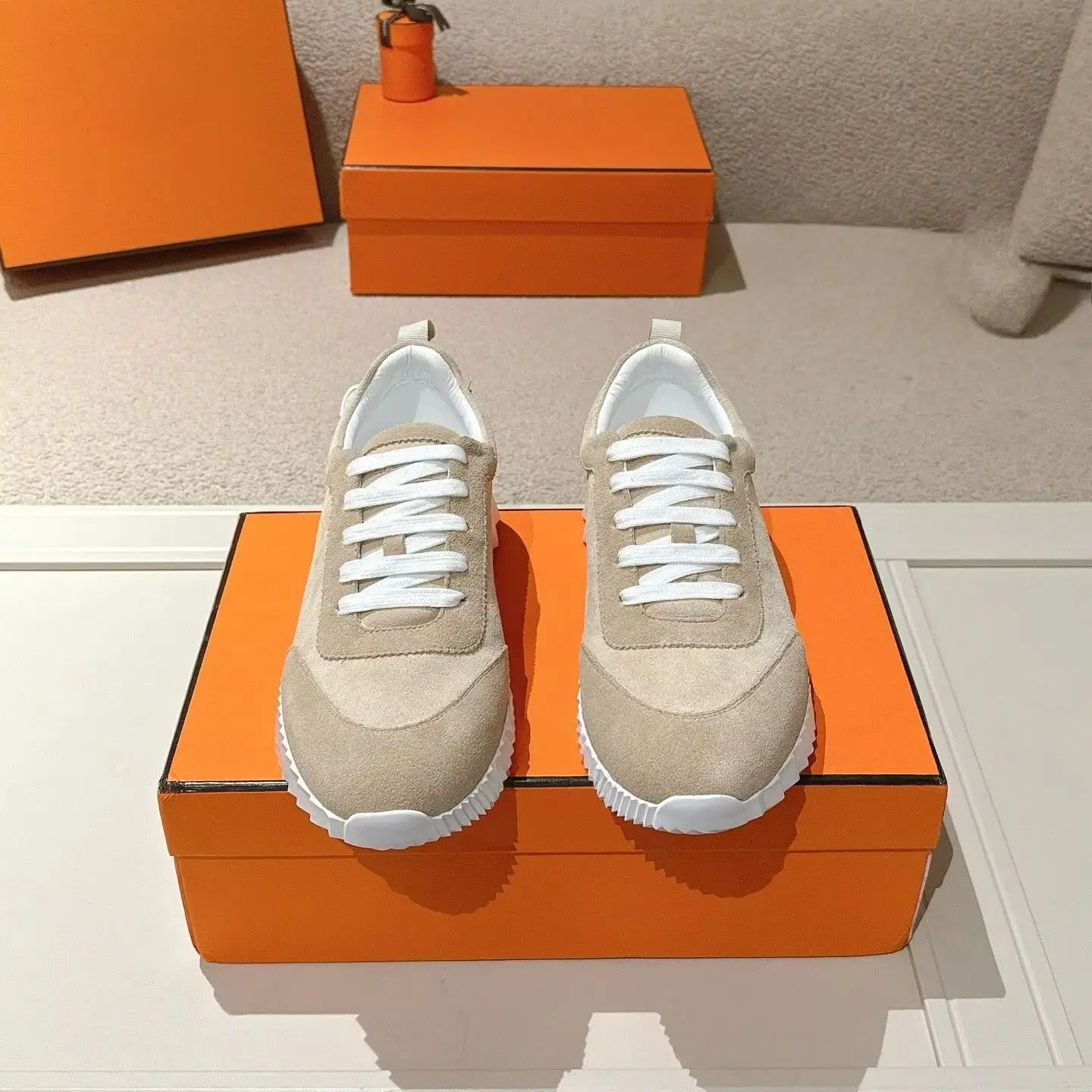 Sneakers Unisex con Suola Spessa e Scanalata in Camoscio Beige per Uomo e Donna