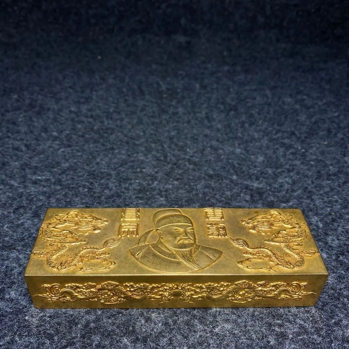 The Daqing vault collects old gold bricks and gilts, which are well preserved and the imprints are clearly visible