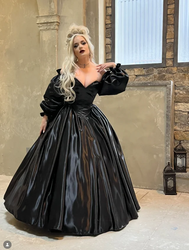 Glänzendes schwarzes PVC-Kleid von Carmilla für Abschlussball und Party, mit langen Puffärmeln, Korsett und Schnürung, Kostüm-Abendkleid, maßgeschneidert in Übergröße.