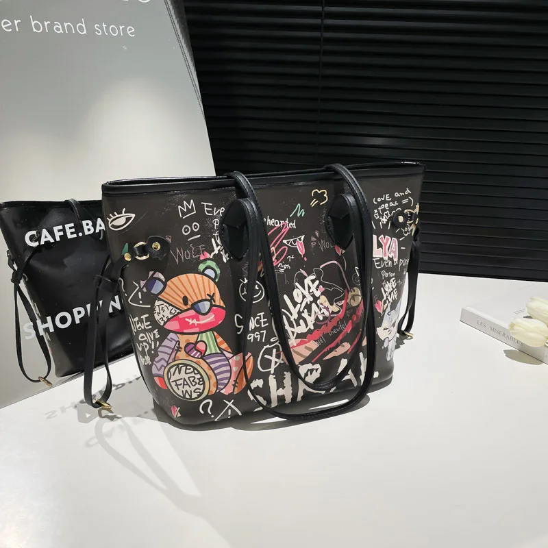 حقيبة يد Bear Doodle للنساء - طباعة جرافيتي، سعة كبيرة، حقيبة كتف متعددة الاستخدامات