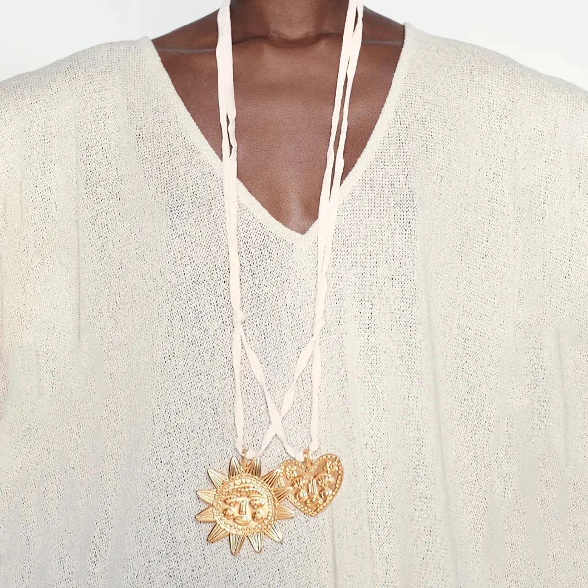 

girlgo 2024 New Exaggerated Heavy Metal Wind Rose Pendant Necklace Bold Hip Hop Party Jewelry for Women