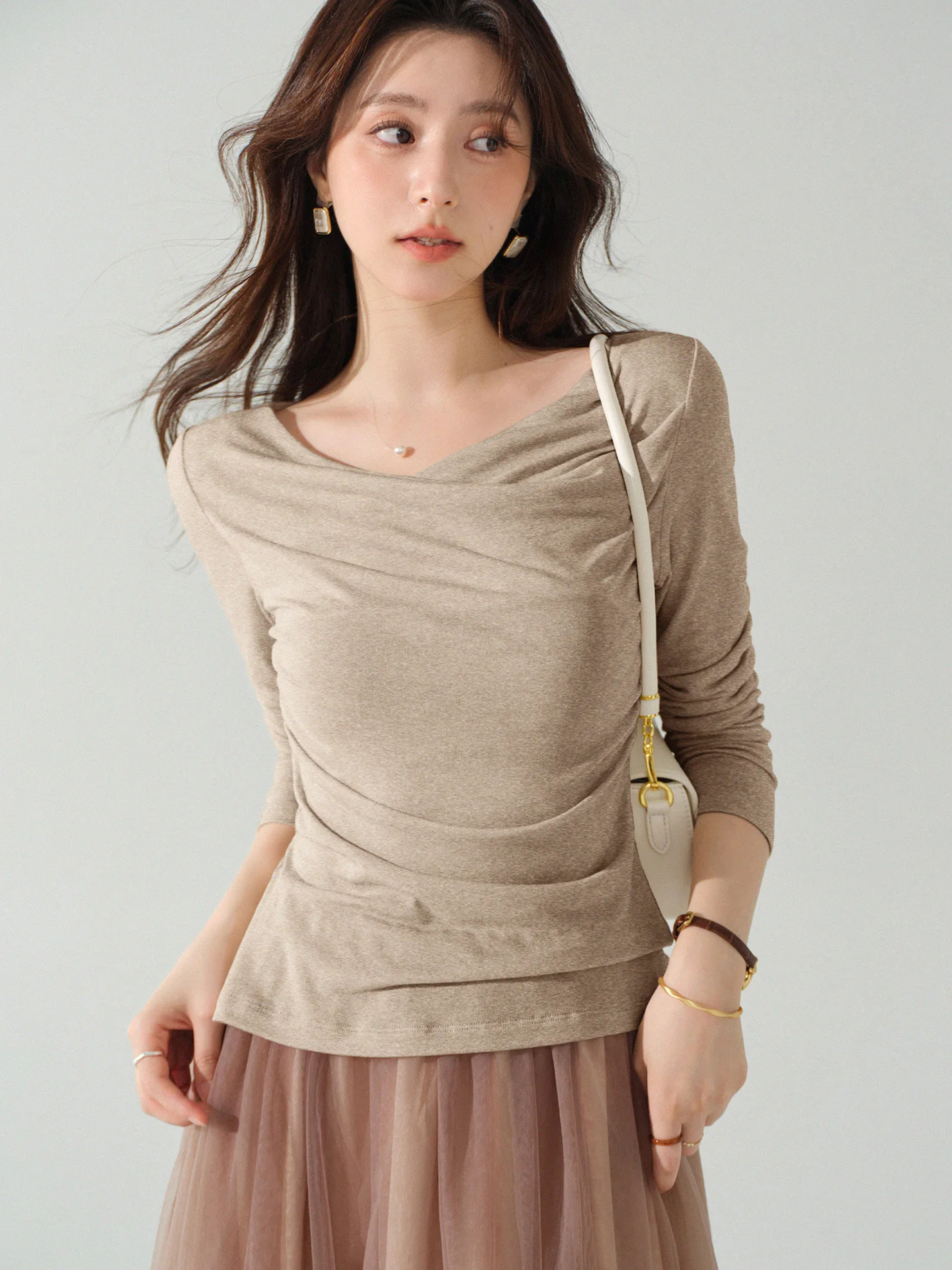 Camiseta elegante ajustada de manga larga para mujer, Top con cuello drapeado de otoño, camisa elegante con capa Base que se pega a la cintura, jersey informal de moda