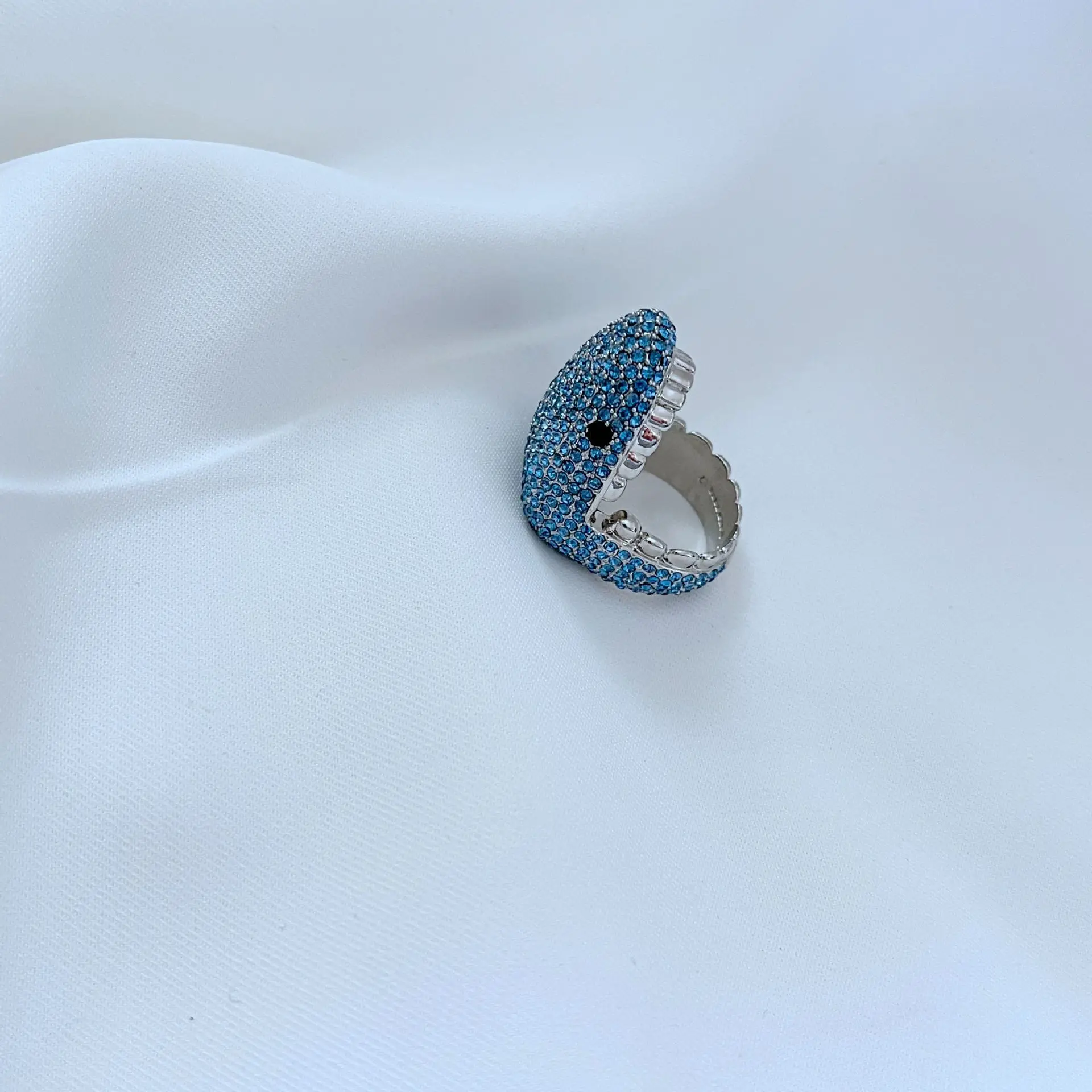 مجموعة أقراط قلادة على شكل حلقة قرش ثلاثية الأبعاد على شكل شخصية أوروبية وأمريكية حلوة ولطيفة باللون الأزرق المحيطي